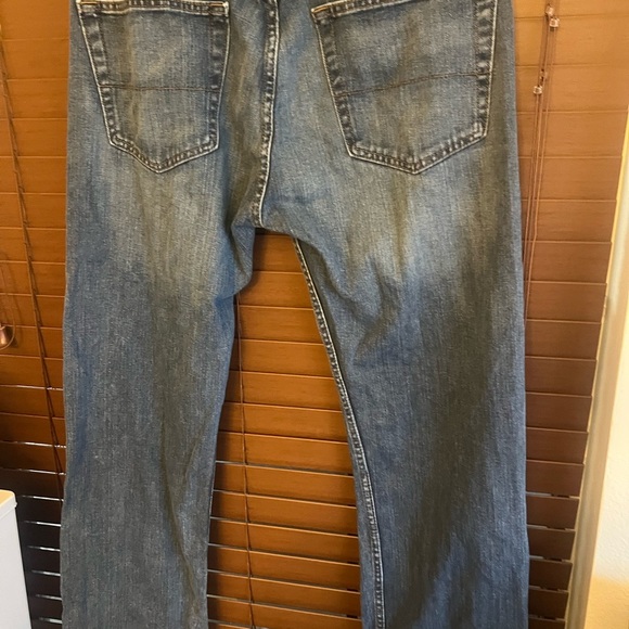 Classic Blue Levi’s Denim Jeans - Picture 2 of 4